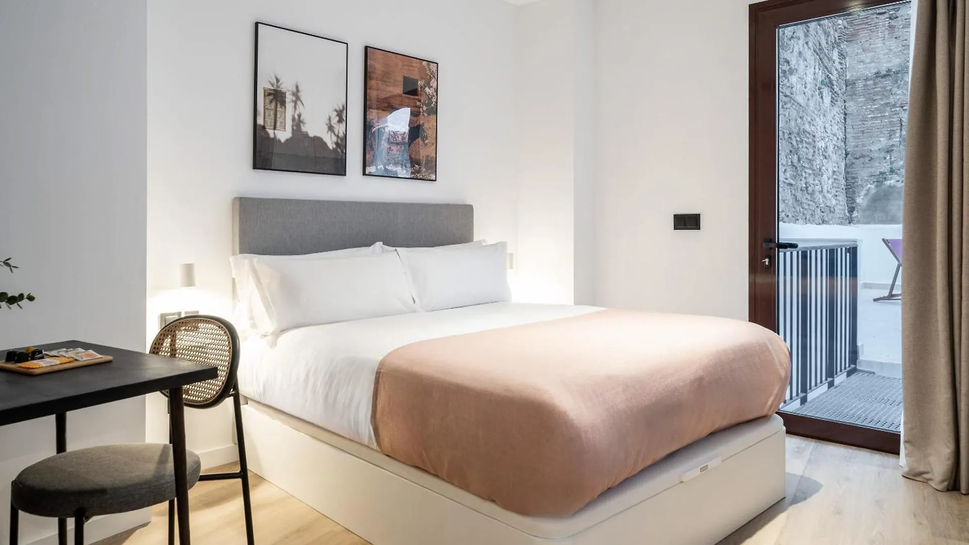 Limehome Malaga Calle Victoria İspanya