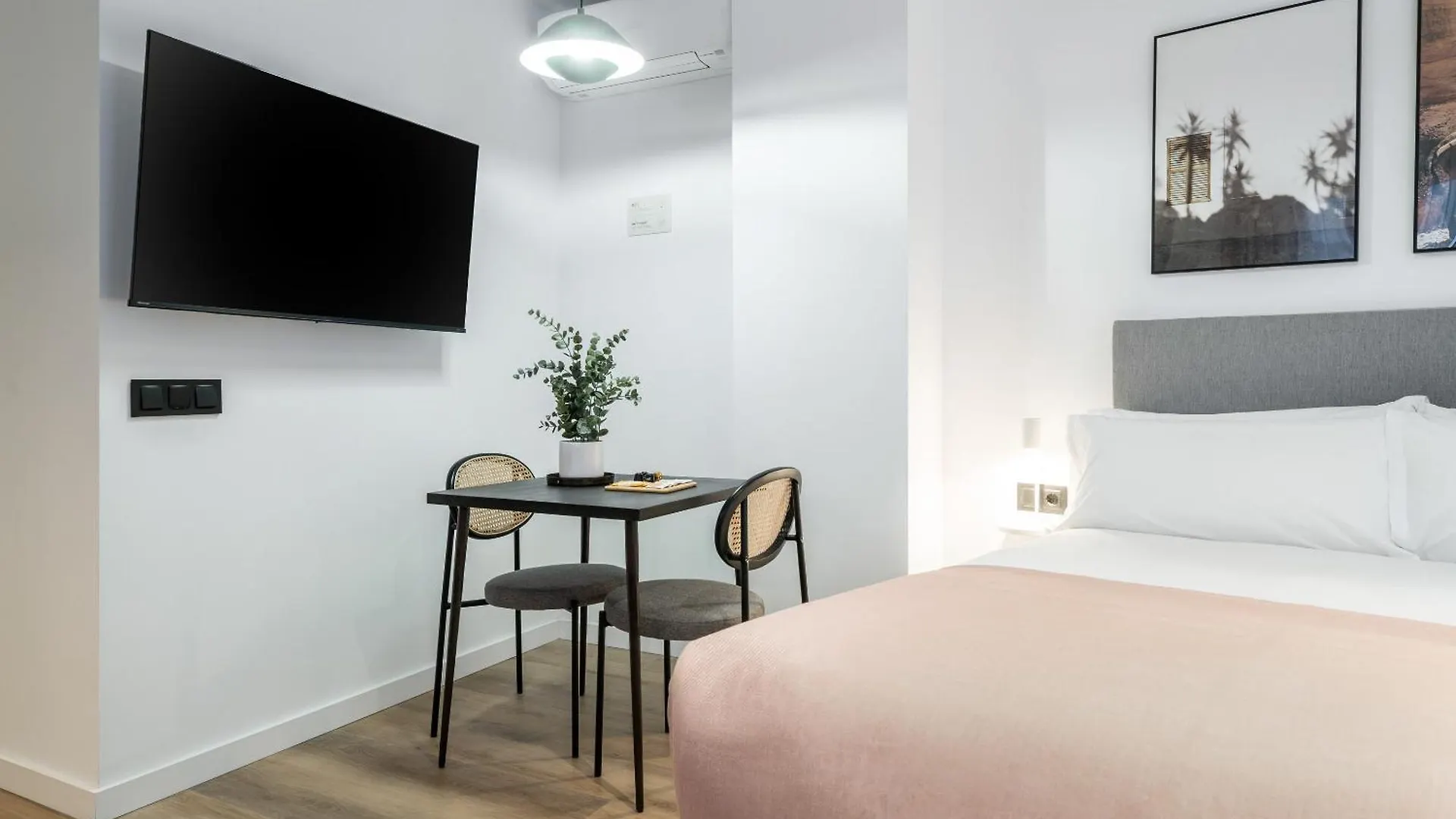 Limehome Malaga Calle Victoria 0*,  İspanya
